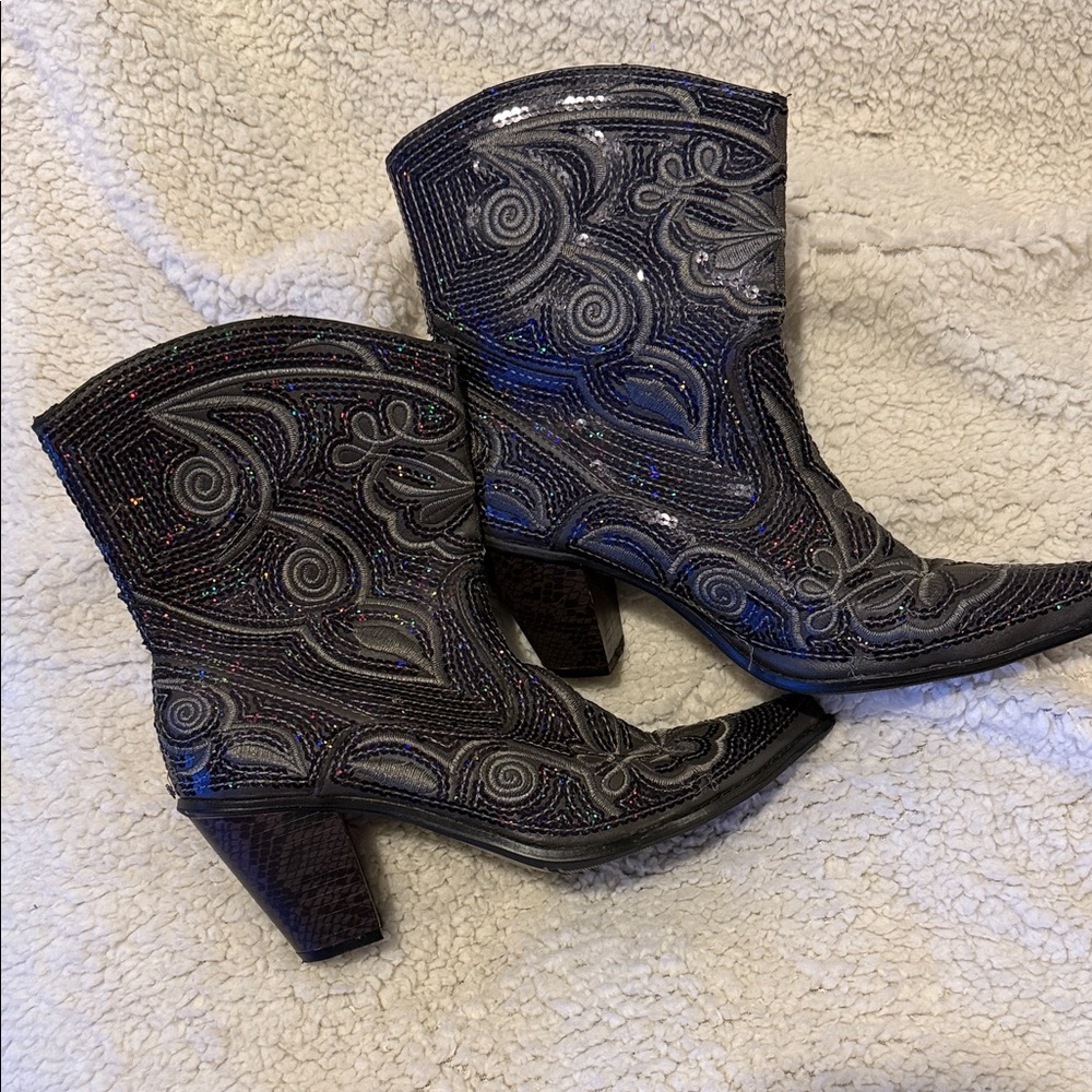 Elegant Gray Patterned Women's Heeled Boots